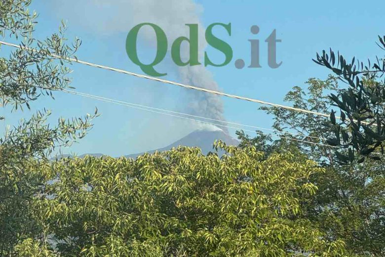 Etna senza sosta: attività dal cratere Voragine nella notte, eruzione ancora in corso