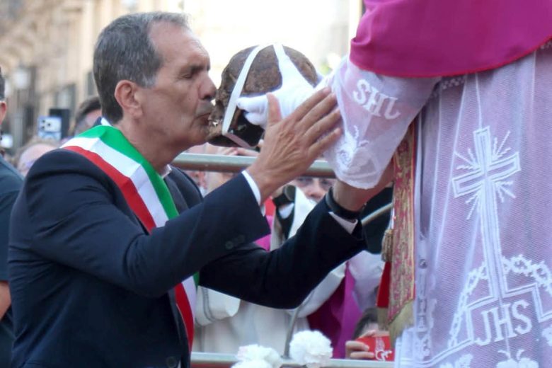 Il bacio alle reliquie di Sant’Agata e gli attacchi social al sindaco Trantino, solidarietà della politica