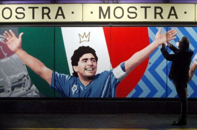 Maradona, il pallone della “Mano di Dio” vale milioni: all’asta il cimelio dei due gol più famosi del Mondiale 1986