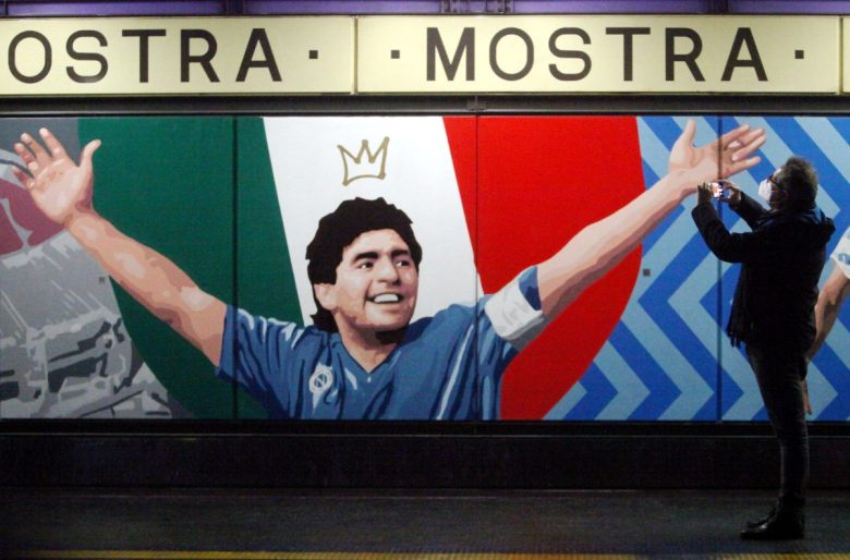 Maradona, il pallone della “Mano di Dio” vale milioni: all’asta il cimelio dei due gol più famosi del Mondiale 1986