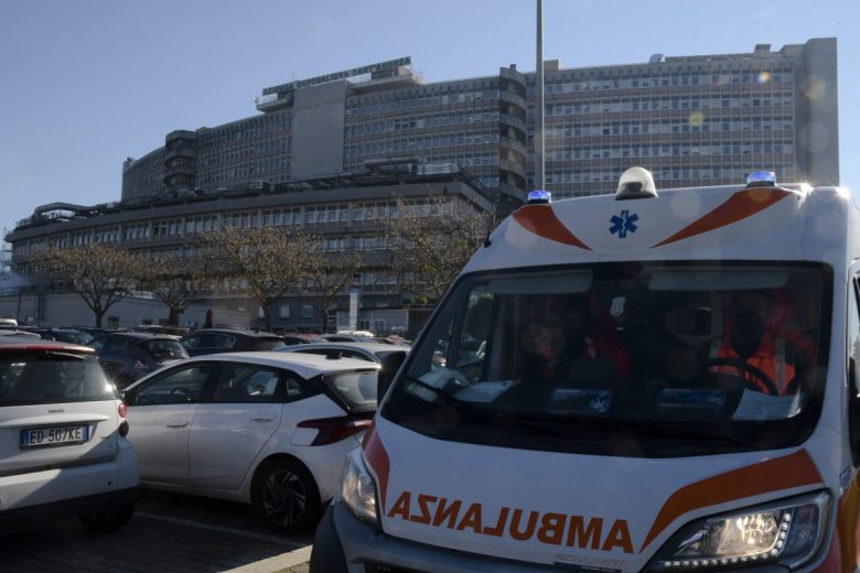 Paura a Perugia, esplosione in una palazzina: crolla il tetto, due feriti
