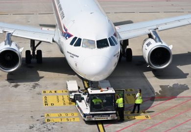 Caos eruzione, si ritorna a volare a Comiso: riaperto l’aeroporto dopo la sospensione