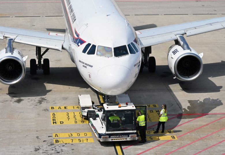 Caos eruzione, si ritorna a volare a Comiso: riaperto l’aeroporto dopo la sospensione