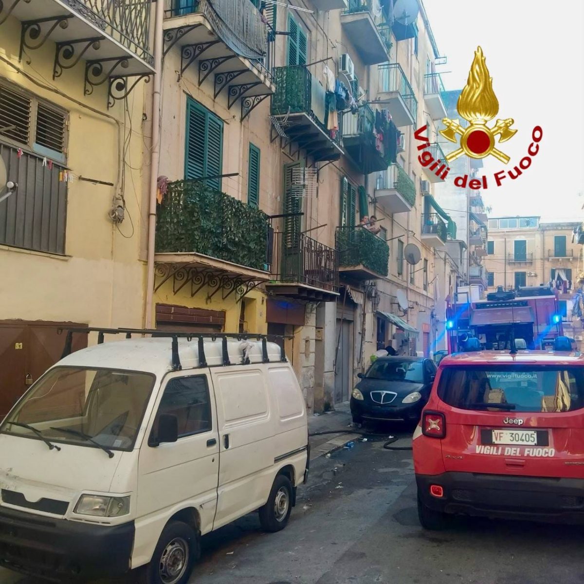 Incendio in un appartamento a Palermo, donna intossicata: evacuate cinque famiglie