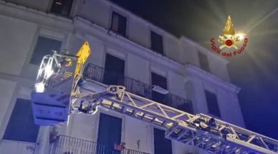 Terremoto a Napoli, è la scossa più violenta degli ultimi quarant’anni: 21 feriti, anziano allettato soccorso con auto-scala