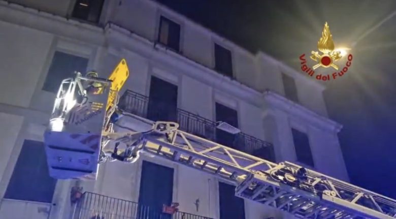 Terremoto a Napoli, è la scossa più violenta degli ultimi quarant’anni: 21 feriti, anziano allettato soccorso con auto-scala