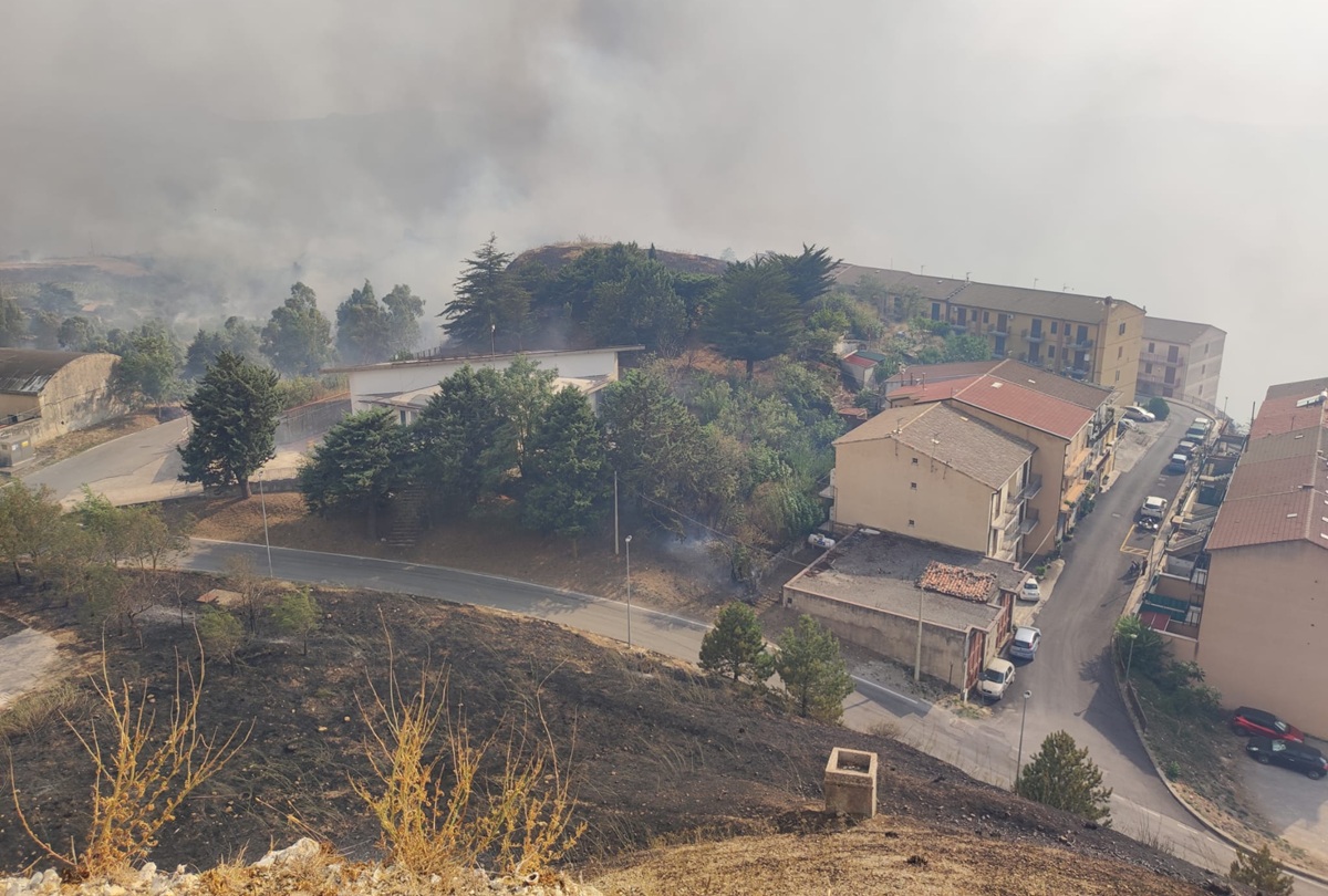 Gente in fuga e sindaco ferito durante i soccorsi, il dramma dell’incendio a Polizzi Generosa: “Non si capiva più niente”