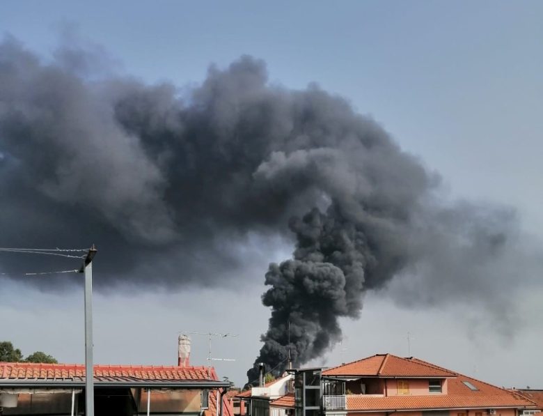 Acireale, grosso incendio in autostrada e colonna di fumo visibile a distanza: vigili del fuoco sul posto