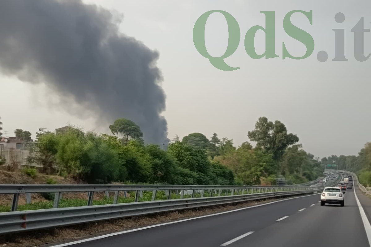 VIDEO e FOTO | Aci Sant’Antonio, grosso incendio in autostrada e colonna di fumo visibile a distanza: vigili del fuoco sul posto