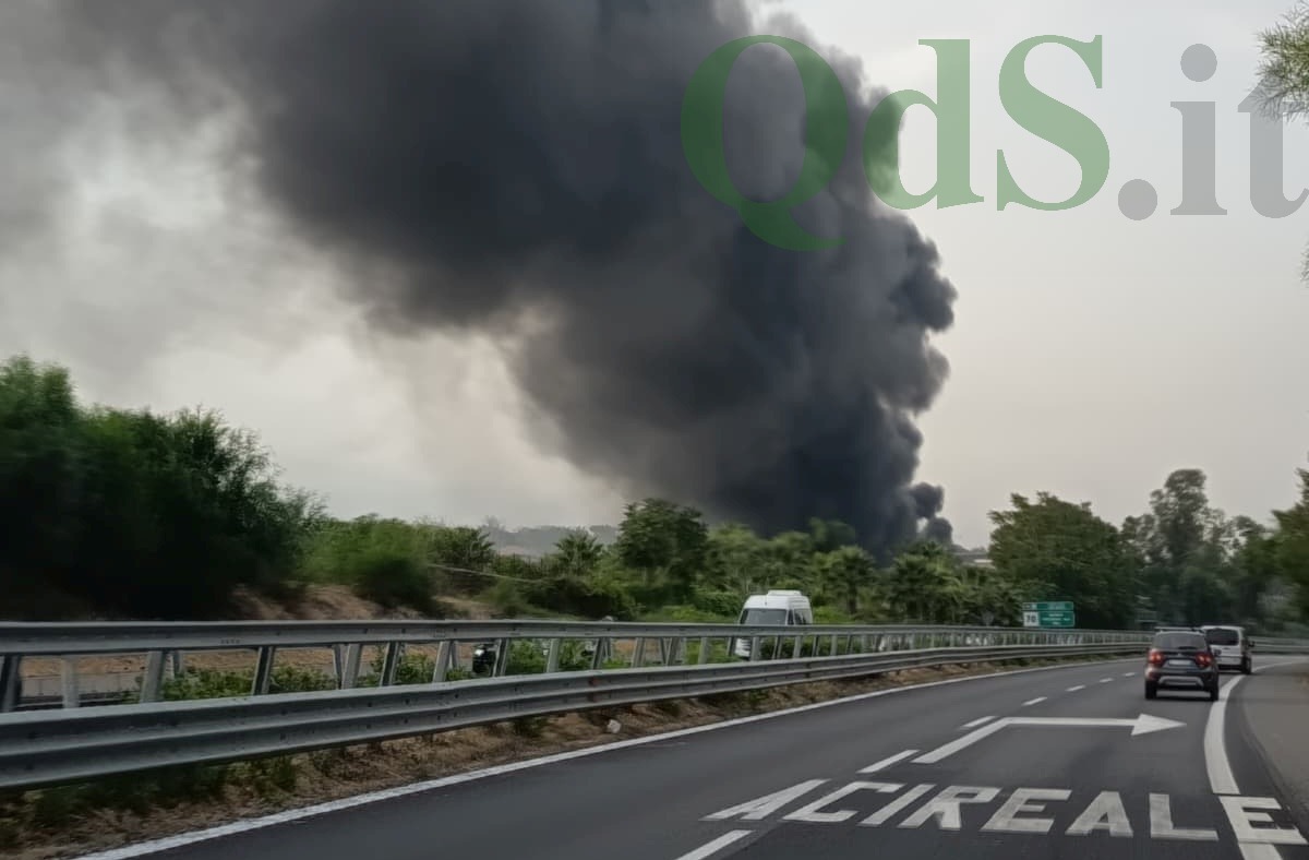 VIDEO e FOTO | Aci Sant’Antonio, grosso incendio in autostrada e colonna di fumo visibile a distanza: vigili del fuoco sul posto