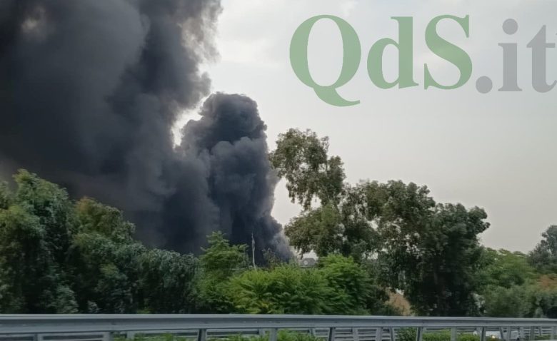 VIDEO e FOTO | Aci Sant’Antonio, grosso incendio in autostrada e colonna di fumo visibile a distanza: vigili del fuoco sul posto