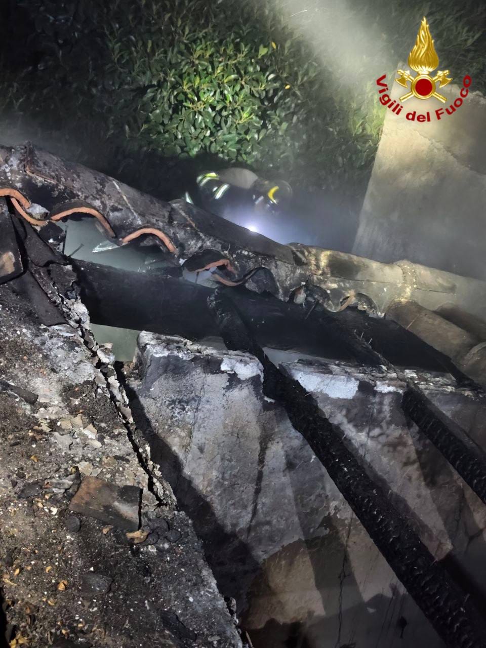 FOTO | Fiamme vicino alla Riserva naturale di Fiumefreddo, vigili del fuoco in azione in una struttura ricettiva dismessa FOTO | Fiamme vicino alla Riserva naturale di Fiumefreddo, vigili del fuoco in azione in una struttura ricettiva dismessa
