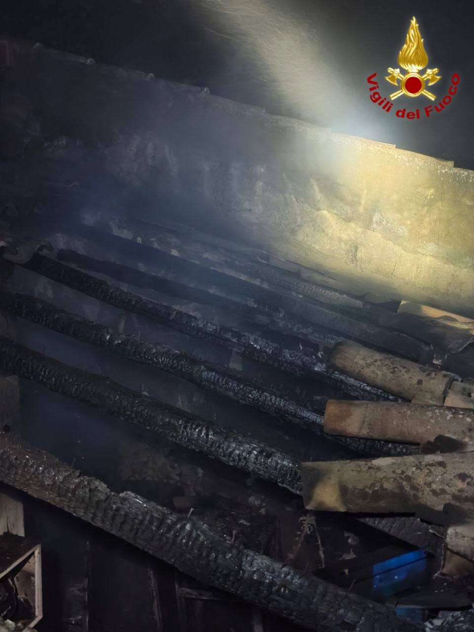 FOTO | Fiamme vicino alla Riserva naturale di Fiumefreddo, vigili del fuoco in azione in una struttura ricettiva dismessa FOTO | Fiamme vicino alla Riserva naturale di Fiumefreddo, vigili del fuoco in azione in una struttura ricettiva dismessa