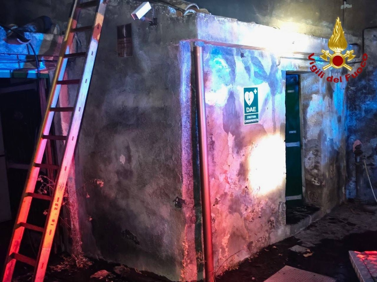 FOTO | Fiamme vicino alla Riserva naturale di Fiumefreddo, vigili del fuoco in azione in una struttura ricettiva dismessa