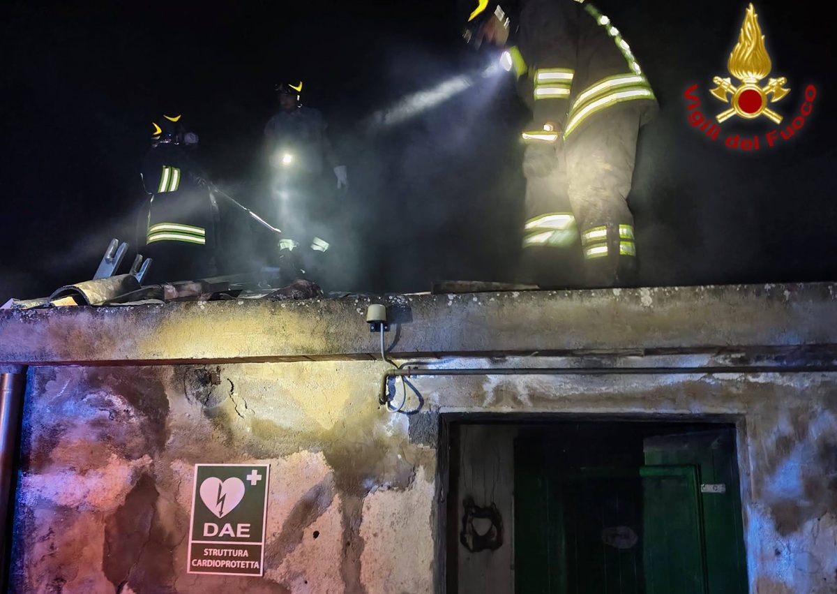 FOTO | Fiamme vicino alla Riserva naturale di Fiumefreddo, vigili del fuoco in azione in una struttura ricettiva dismessa FOTO | Fiamme vicino alla Riserva naturale di Fiumefreddo, vigili del fuoco in azione in una struttura ricettiva dismessa
