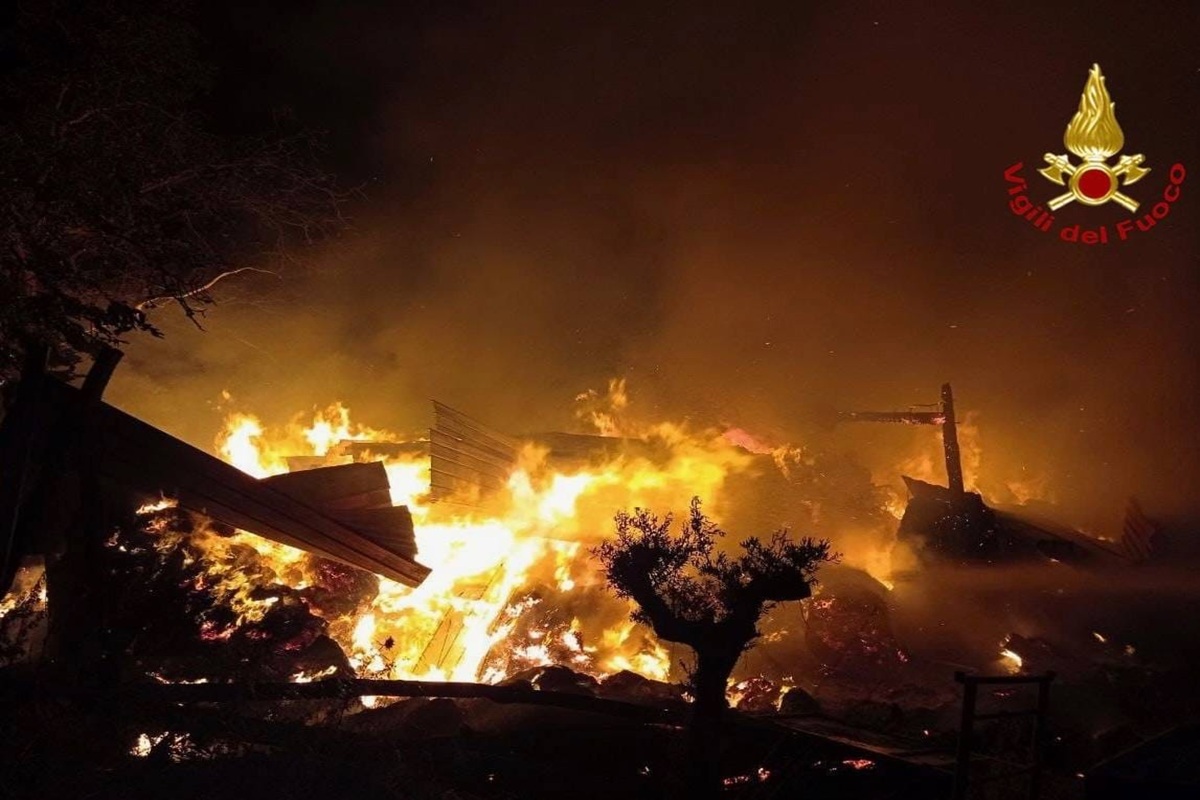 FOTO | Fiamme nel fienile, vigili del fuoco in azione nella notte: le immagini dal Catanese