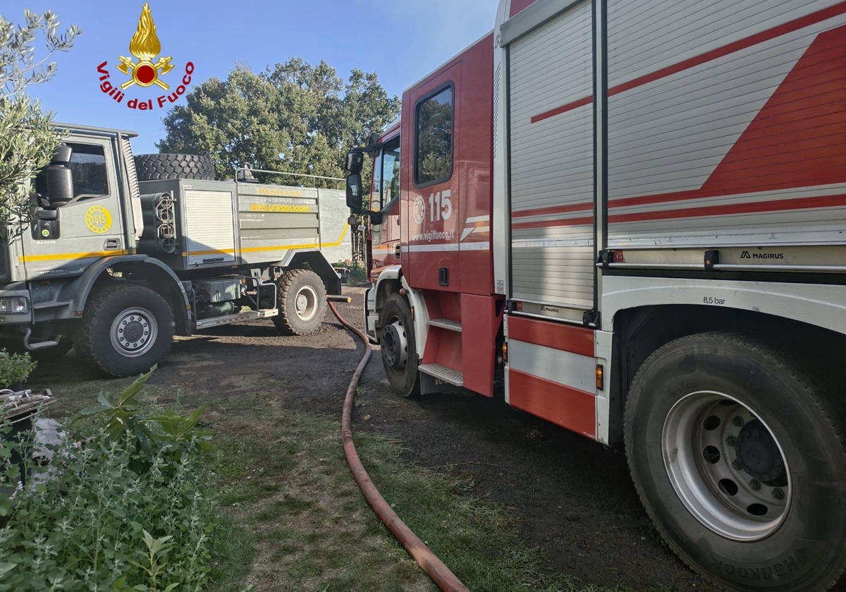 FOTO | Fiamme nel fienile, vigili del fuoco in azione nella notte: le immagini dal Catanese FOTO | Fiamme nel fienile, vigili del fuoco in azione nella notte: le immagini dal Catanese