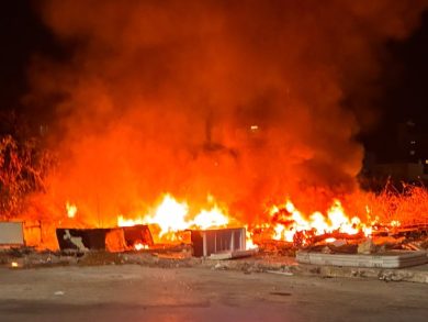 VIDEO | Palermo, incendio di ingombranti allo Zen: “L’area doveva essere bonificata”