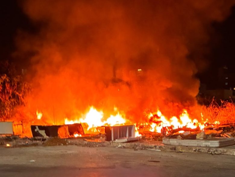 VIDEO | Palermo, incendio di ingombranti allo Zen: “L’area doveva essere bonificata”
