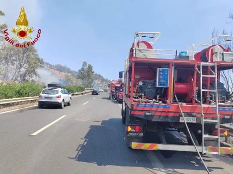 VIDEO | Incendio a Taormina, le fiamme minacciano le abitazioni