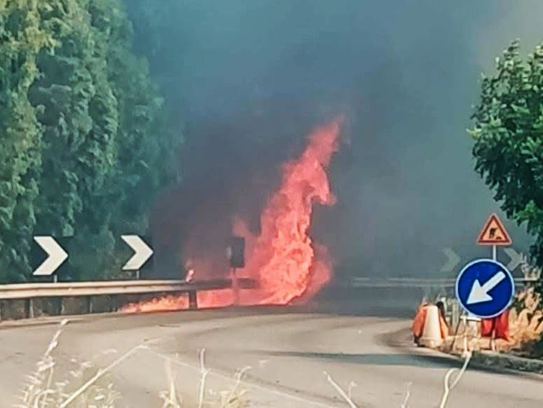 Incendio nella zona di Torre Macauda, statale 115 chiusa e 500 persone evacuate