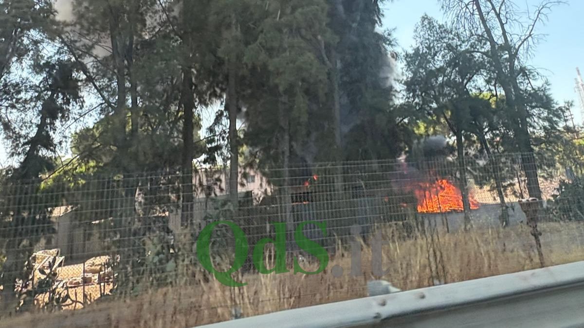 FOTO | Fiamme nel Catanese, alta colonna di fumo visibile sulla A18 FOTO | Fiamme nel Catanese, alta colonna di fumo visibile sulla A18