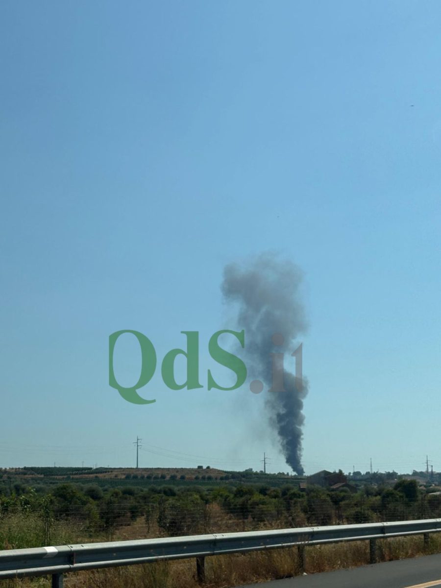 FOTO | Fiamme nel Catanese, alta colonna di fumo visibile sulla A18 FOTO | Fiamme nel Catanese, alta colonna di fumo visibile sulla A18