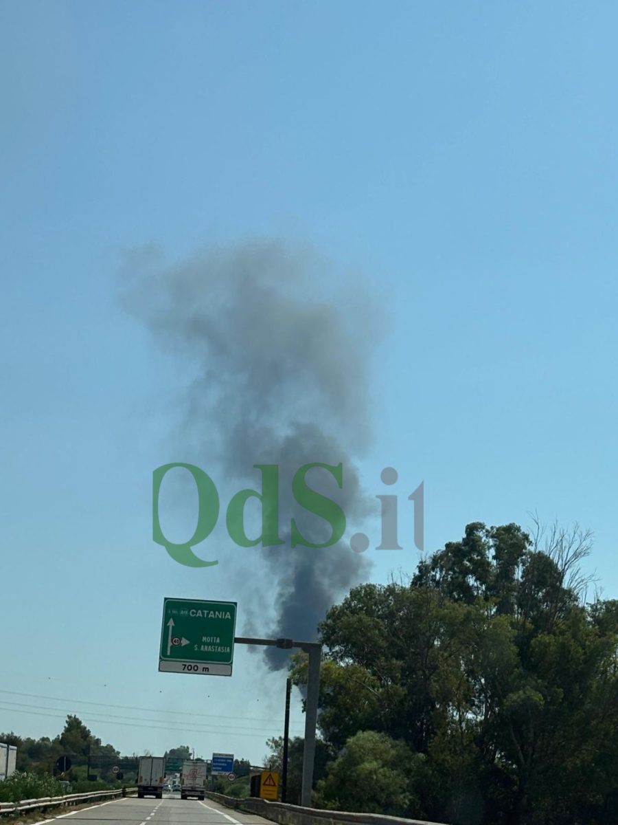 FOTO | Fiamme nel Catanese, alta colonna di fumo visibile sulla A18 FOTO | Fiamme nel Catanese, alta colonna di fumo visibile sulla A18
