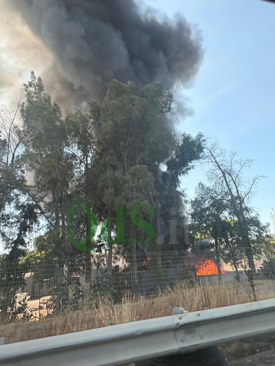 FOTO | Fiamme nel Catanese, alta colonna di fumo visibile sulla A18 FOTO | Fiamme nel Catanese, alta colonna di fumo visibile sulla A18