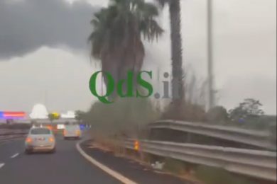 VIDEO | Incendio nella zona industriale di Catania in una ditta di materiale plastico