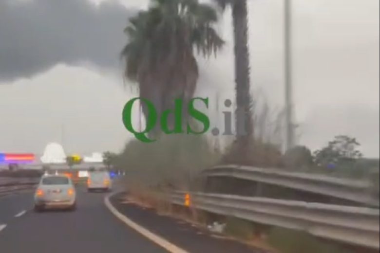 VIDEO | Incendio nella zona industriale di Catania in una ditta di materiale plastico