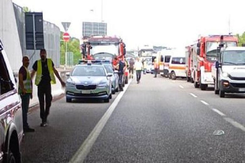Apocalisse sulla Statale, tremendo scontro tra pullman, camper e tre auto: 5 morti e 27 feriti