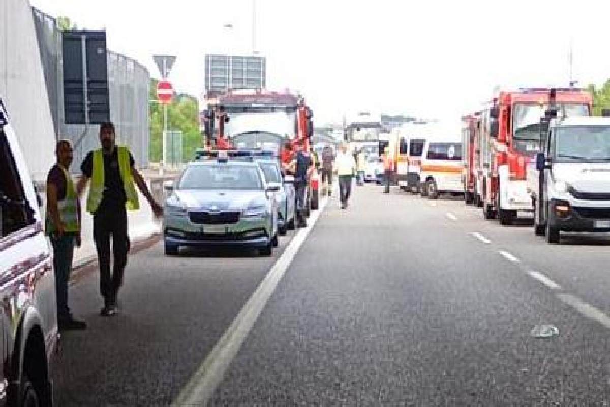 Apocalisse sulla Statale, tremendo scontro tra pullman, camper e due auto: 5 morti e 27 feriti Apocalisse sulla Statale, tremendo scontro tra pullman, camper e due auto: 5 morti e 27 feriti