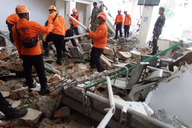 Il violento terremoto in Indonesia, almeno 48 morti: si cercano i dispersi