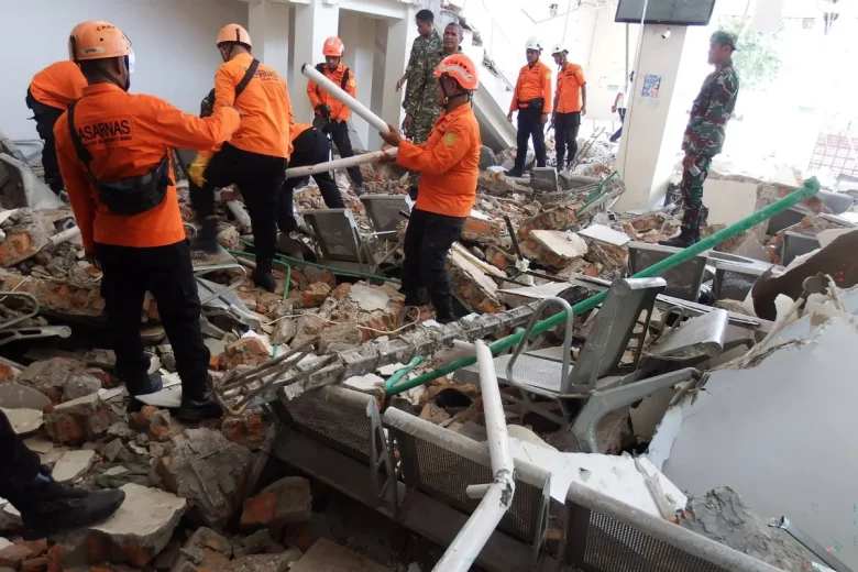 Il violento terremoto in Indonesia, almeno 48 morti: si cercano i dispersi