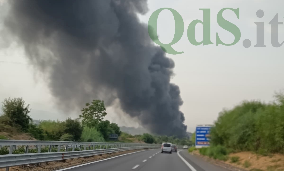 VIDEO e FOTO | Aci Sant’Antonio, grosso incendio in autostrada e colonna di fumo visibile a distanza: vigili del fuoco sul posto