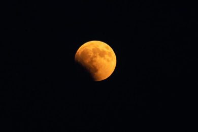 Arriva l’eclissi lunare, il fenomeno sarà visibile dall’Italia: gli orari, le zone privilegiate e cosa succederà esattamente
