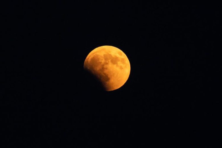 Arriva l’eclissi lunare, il fenomeno sarà visibile dall’Italia: gli orari, le zone privilegiate e cosa succederà esattamente