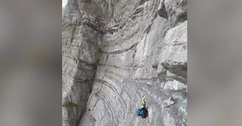 VIDEO | Cade con il parapendio su una parete rocciosa, l’incredibile salvataggio