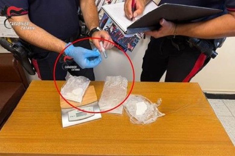 Beccati in auto con armi e droga, un arresto e una denuncia nel Catanese