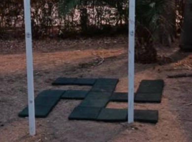 Shock a Militello in Val di Catania: svastica nei pressi del monumento alla Resistenza, la denuncia del sindaco