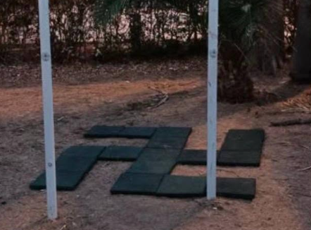 Shock a Militello in Val di Catania: svastica nei pressi del monumento alla Resistenza, la denuncia del sindaco