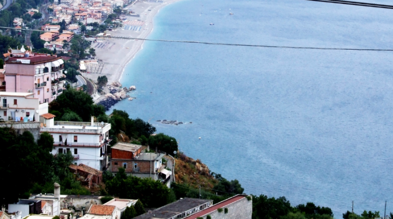 Taormina, bufera sulla Bandiera Blu di Mazzeo: “Mare sporco”, ma i controlli rassicurano