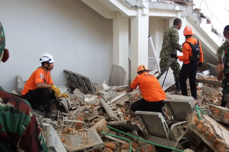 Terremoto in Indonesia, sisma di magnitudo 7,7: almeno 20 morti