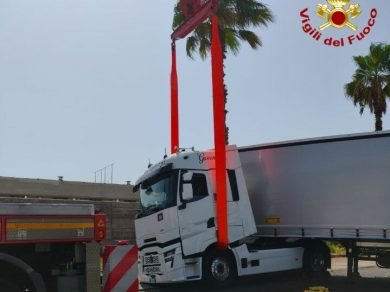 Zona industriale, grave incidente stradale: recuperato un tir coinvolto