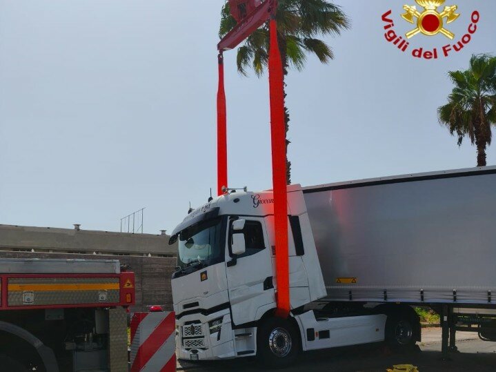 Zona industriale, grave incidente stradale: recuperato un tir coinvolto