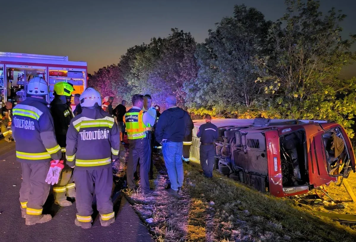 Tragico incidente, autobus finisce in un fossato: 12 morti Tragico incidente, autobus finisce in un fossato: 12 morti