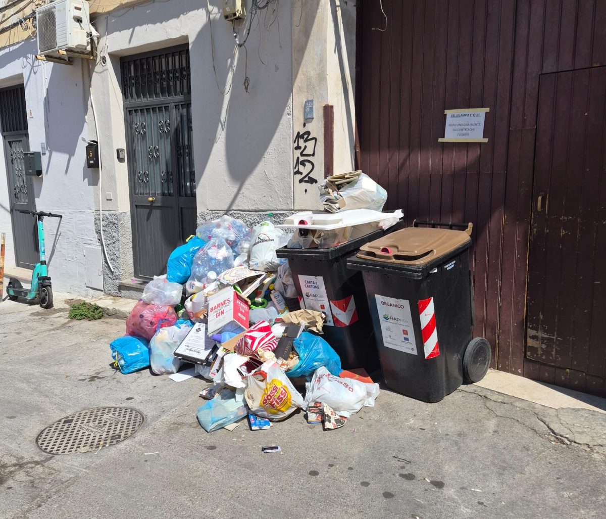 FOTO | “C’è da impazzire”, da Mondello al centro storico: cittadini esasperati per una Palermo invasa dai rifiuti