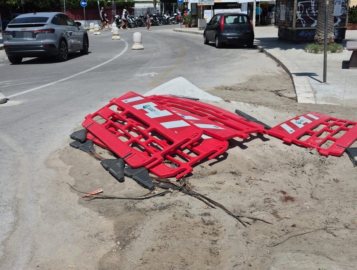 FOTO | “C’è da impazzire”, da Mondello al centro storico: cittadini esasperati per una Palermo invasa dai rifiuti FOTO | “C’è da impazzire”, da Mondello al centro storico: cittadini esasperati per una Palermo invasa dai rifiuti