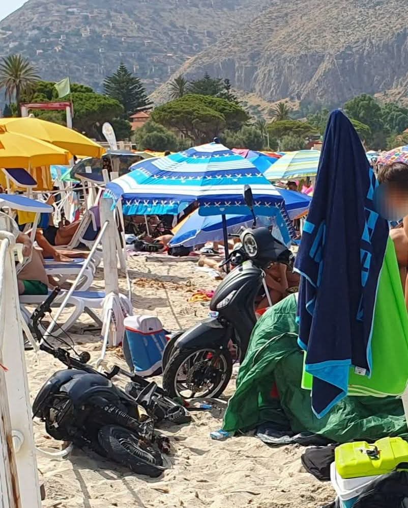 FOTO | “C’è da impazzire”, da Mondello al centro storico: cittadini esasperati per una Palermo invasa dai rifiuti FOTO | “C’è da impazzire”, da Mondello al centro storico: cittadini esasperati per una Palermo invasa dai rifiuti
